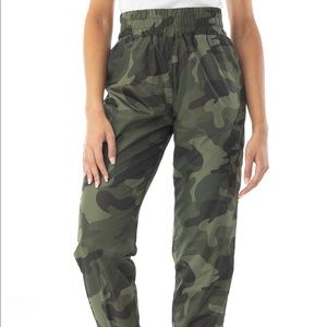 Hollister Camo Joggers 💚 High Rise Pants women’s/juniors size XS green/brown